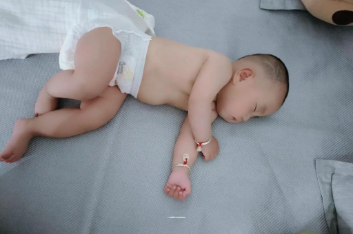 广水宝宝睡觉爱翻身